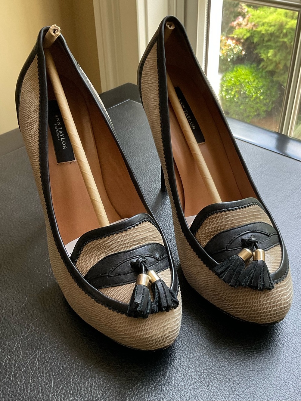 Ann Taylor Leather Beige & Black Tassel Pumps women’s size 6 1/2 in original box
